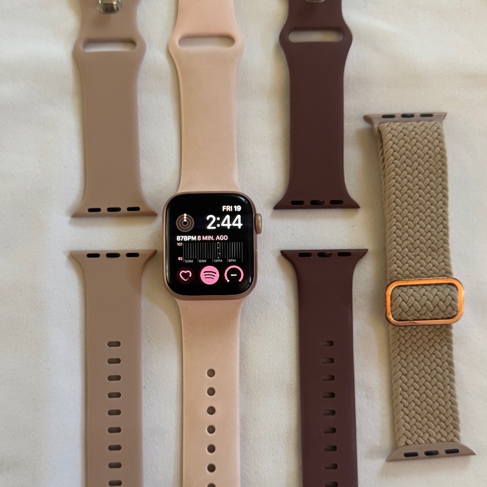 Apple Watch SE 2nd Gen GPS 40mm Rose Gold + Bands – Great Condition!
